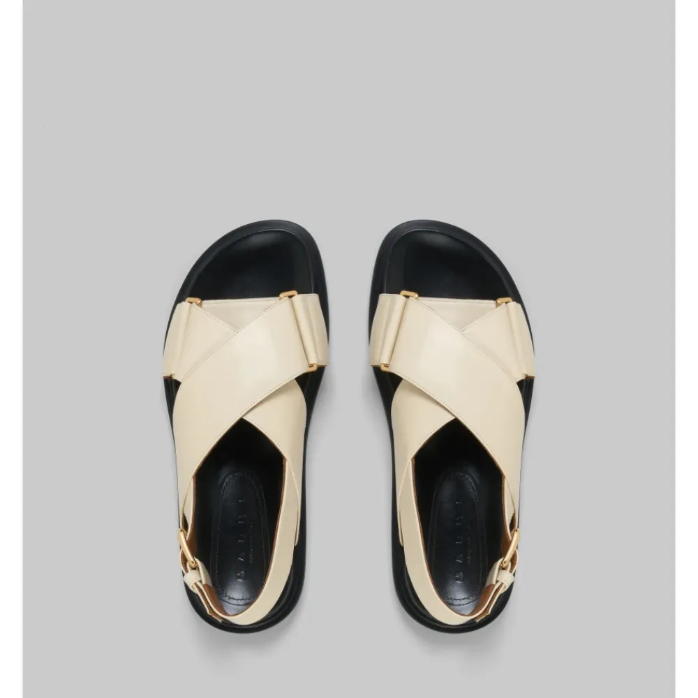 Sandaler<Marni Ikoniske lædersandaler med krydsrem Hvid