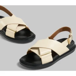 Sandaler<Marni Ikoniske lædersandaler med krydsrem Hvid