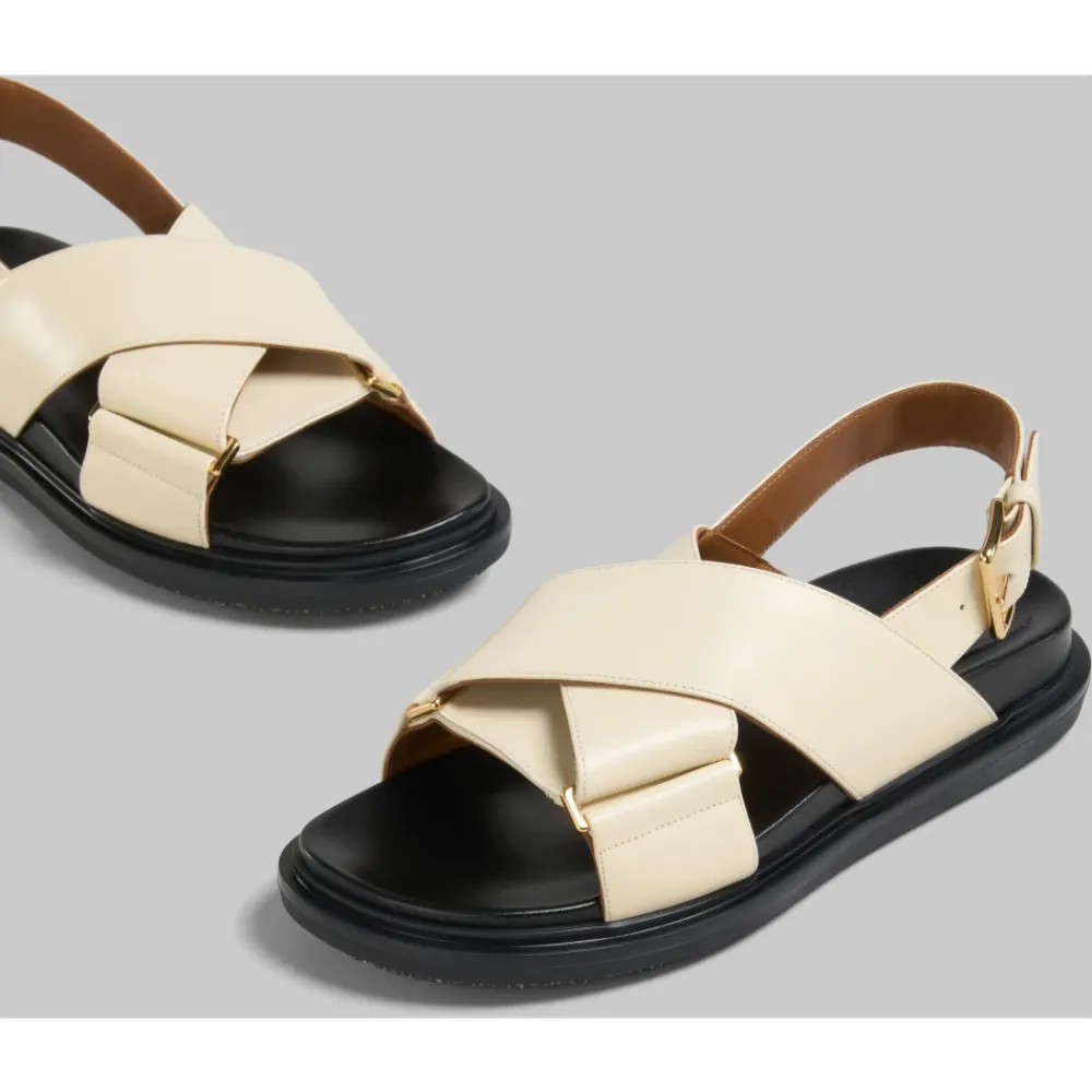 Sandaler<Marni Ikoniske lædersandaler med krydsrem Hvid