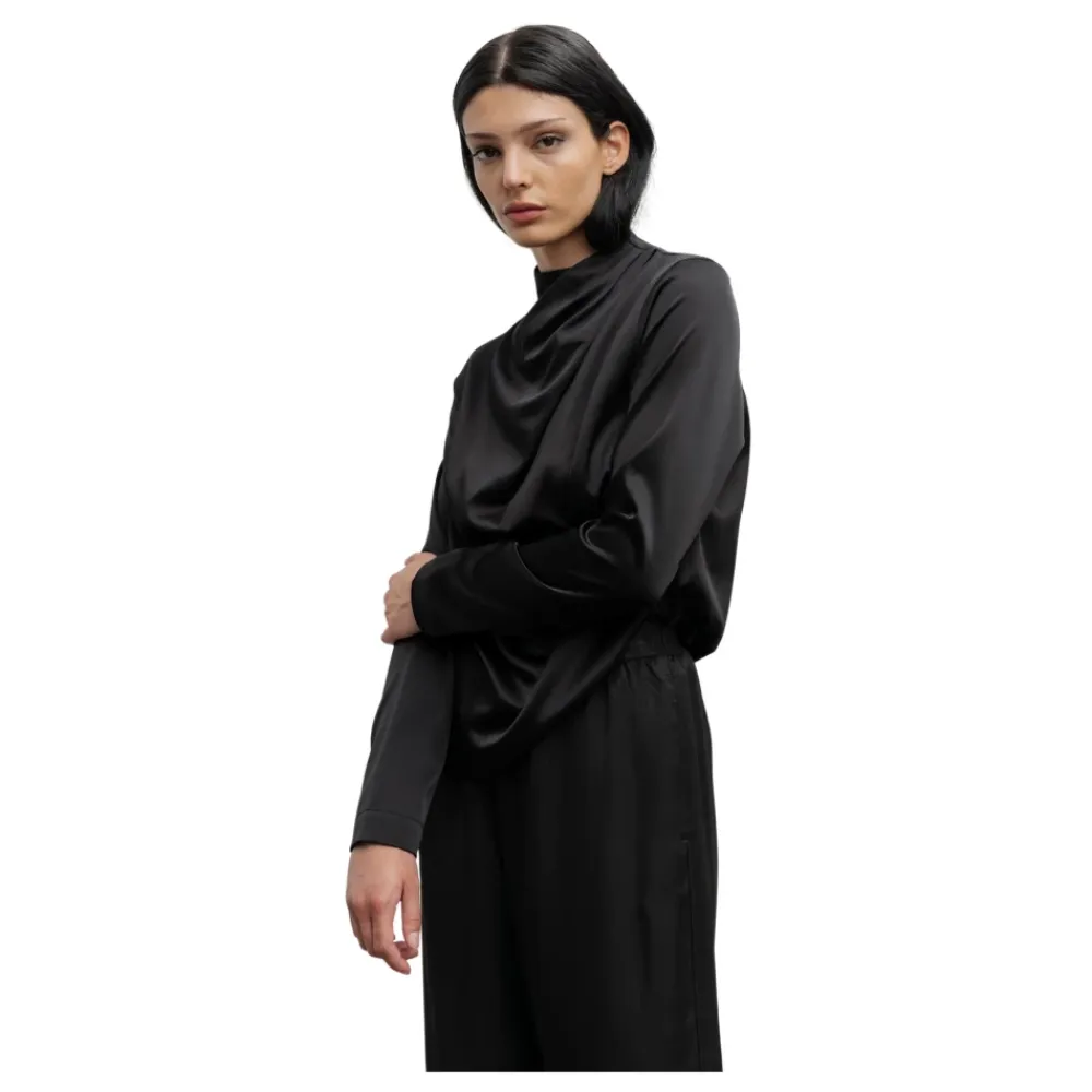 Bluser & Skjorter^Ahlvar Gallery Jade Satin Bluse med Asymmetriske Folder Sort