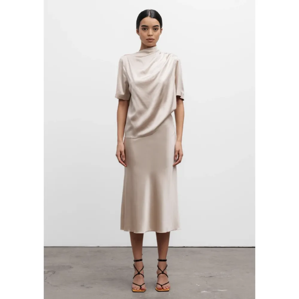 Bluser & Skjorter<Ahlvar Gallery Lima silke satin t-shirt Beige