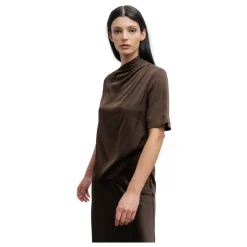 T-Shirts<Ahlvar Gallery Silke T-shirt Mørke med Asymmetriske Plisser Brun