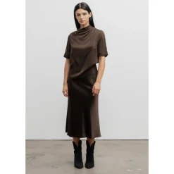 T-Shirts<Ahlvar Gallery Silke T-shirt Mørke med Asymmetriske Plisser Brun