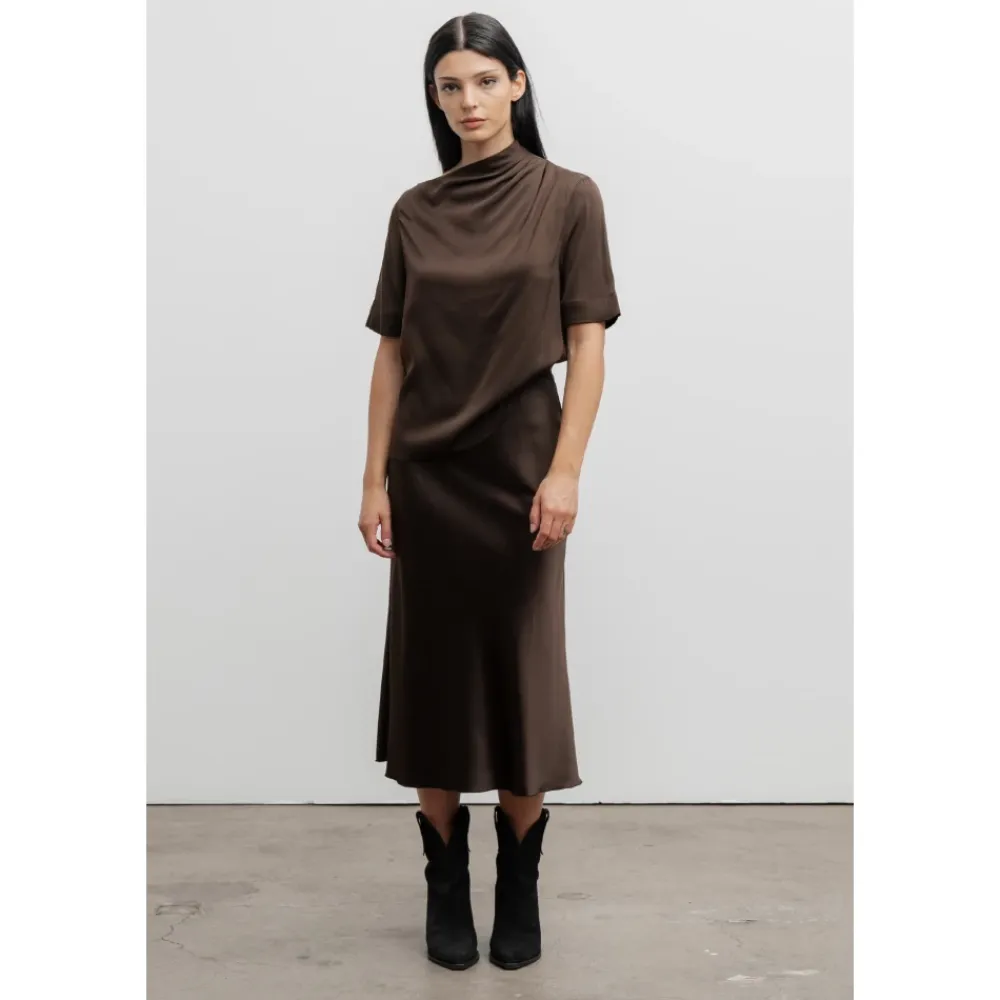 T-Shirts<Ahlvar Gallery Silke T-shirt Mørke med Asymmetriske Plisser Brun