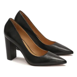 Pumps^Kazar læderpumper med en stabil hæl.Dette produkt er lille i størrelsen. Sort